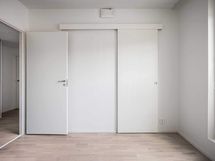 Valokuva  asunnosta C 51 - makuuhuone 2, jonka yhteydessä on myös vaatehuone.