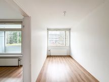 Tästä huoneesta sisustaa helposti myös työhuoneen.
