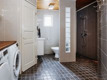 Toinen wc pesutilojen yhteydessä
