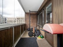 makuuhuoneen yhteydessä lasitettu parveke.