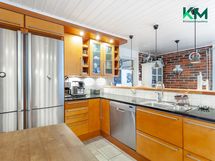 Keittiö. Takavasemmalla oviaukko takka/allashuoneeseen