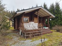 Hirsinen pihasauna terassilla