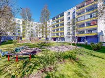 Kesäkuvia taloyhtiön piha-aluesta.