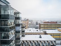 Upeat näkymät asunnon ikkunoista avautuvat aina järvelle saakka