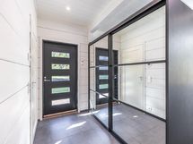 Eteisessä isot liukuovikaapistot