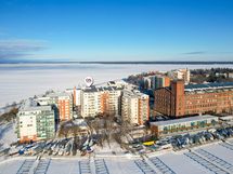Asunnon parveke aurinkoisella puolen taloa, näkymät Näsijärvelle kohti Naistenlahden satamaa