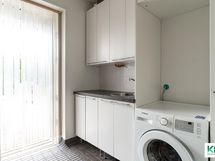 Isomman asunnon khh ja ovi terassille.