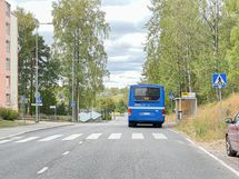 Alueella on hyvät kulkuyhteydet busseilla. Juna-asemalle matkaa n.2km.