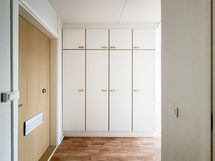 Säilytystilaa eteisessä on seitsemän kaapin verran, jotka kaikki yltävät lähes kattoon saakka…