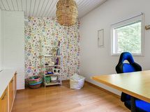 Makuuhuoneiden välissä on yläkerran toinen vaatehuone.