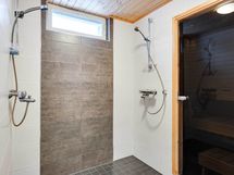 Kylpyhuoneessa parisuihkut