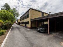 Kokonaisuuden kruunaa vielä kaksi autopaikkaa!