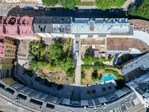 Sisäpiha sijaitsee suojaisalla korttelipihalla.