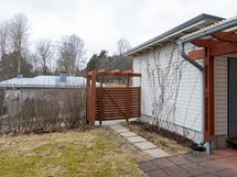 Takapihalle pääsee kulkemaan myös päätyaidassa olevan portin kautta