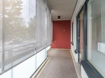 Asunnolla on iso lasitettu parveke.