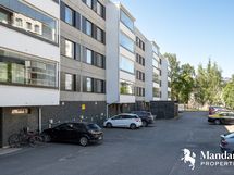 Taloyhtiön etupihaa parkkipaikkoineen.