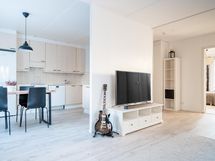 Näkymä olohuoneesta keittiöön