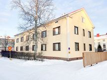 Julkisivu kadulta päin