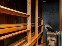 Sauna puukiukaalla.