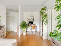 Olohuoneessa oma tilansa esim. työpisteelle tai ruokapöydälle