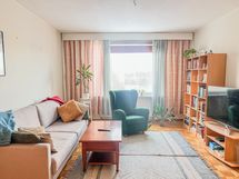 Olohuone on kivan valoisa ja tilava