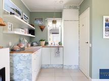 Laajennusosan kodinhoitohuone, jonka yhteydessä on toinen erillis-wc.