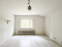 Asunnon ikkunoista on rauhallinen metsämaisema lounaaseen.