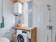 Alakerran kylpyhuone/ Nedre våningens badrum