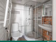 Kellarikerroksessa kylpyhuone ja toinen wc