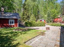 Pihaa, saunamökki ja pieni varasto