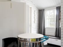 Saunarakennuksen takkahuone nykyomistajan harrastuskäytössä.