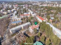 Lähimmät kaupat ovat vain 300 m päässä.