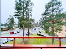 Näkymät parvekkeelta ovat taloyhtiön takapihan suuntaan.
