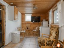 Takkahuone, josta käynti saunatiloihin