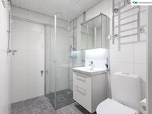 Upea suuri putkiremontin yhteydessä uusittu kylpyhuone