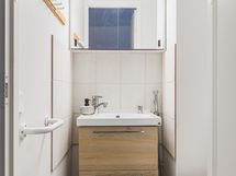 Erillinen kunnostettu wc kalusteineen.
