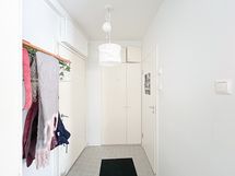 Eteisessä on säilytystilaa.