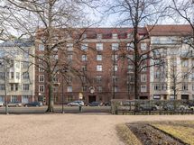 Julkisivu puiston puolelta