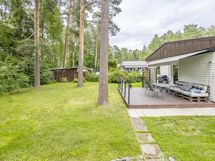 Rauhallinen takapiha, tontti rajautuu yhdeltä sivulta puistoalueeseen