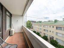 Koko asunnon levyinen lasitettu parveke
