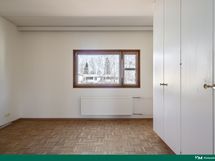 Makuuhuone on tilava ja hyvin säilytystilaa