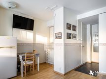 Olohuone sekä keittokomero oikealla eteinen