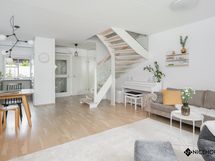Avara olohuone ja ruokailutila