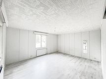 Ikkunoita kahteen ilmansuuntaan, koilliseen ja luoteeseen.