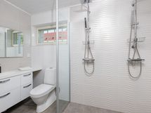 Upea kylpyhuone kahdella suihkulla on tyylillä toteutettu