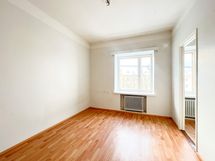 Huoneen puolella on hyvin tilaa.