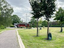 Alueella on kivoja puistoalueita, joissa on mukava viettää kesäpäivää.