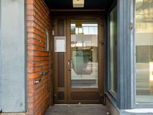 Käytävän sisäänkäynti kadulta