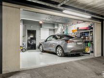 kahden auton tallista suoraan käynti asuntoon.