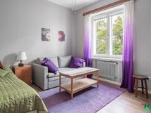 Olohuone keittiön suunnalta